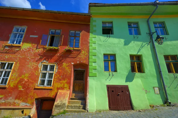 Mur rouge et vert avec fenêtres bâtiment maison à Sighisoara, Roumanie — Photo