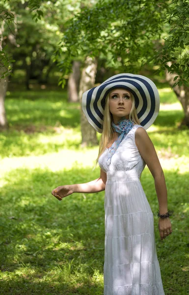 Bionda signora con grande cappello estivo — Foto Stock