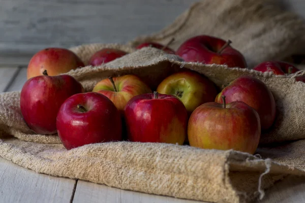 桌上放着成熟的红苹果 — 图库照片