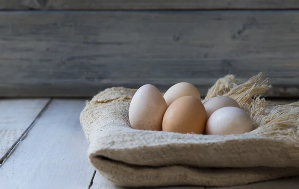 Oeufs bio sur table en bois — Photo