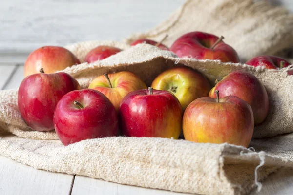 Dojrzałe czerwone jabłka na stole — Zdjęcie stockowe