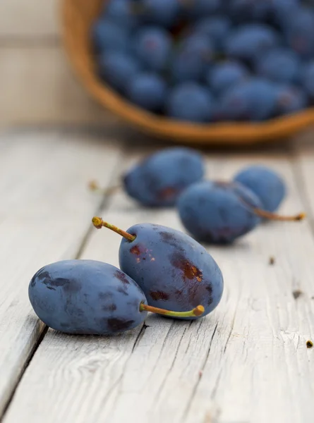 Bio plums on wood table — Stock Photo, Image