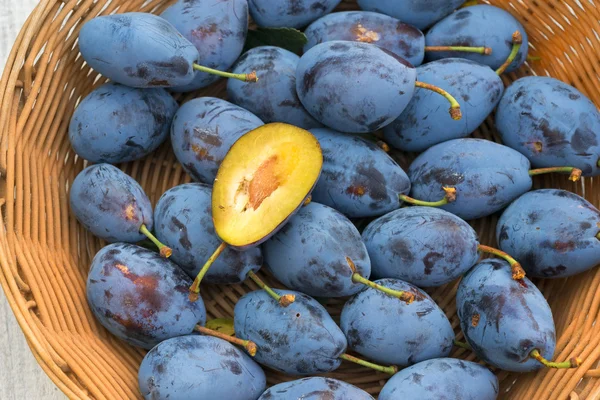 Prunes fraîches dans un panier — Photo