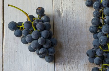 ahşap zemin üzerine mavi üzüm demet