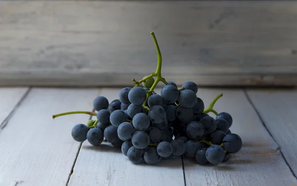 串木制背景上的蓝色葡萄 — 图库照片