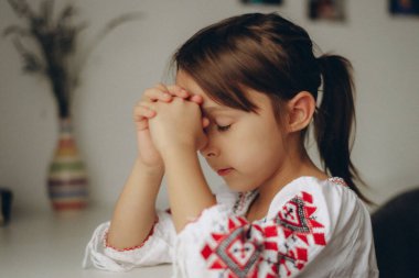 Geleneksel Kostümle Dua Eden Küçük Romen Kızı