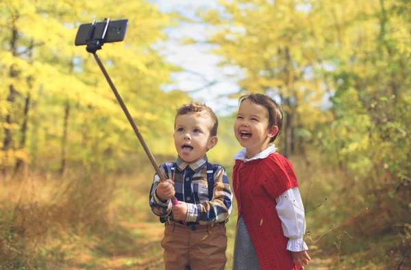 Twee kleine kinderen nemen selfie — Stockfoto
