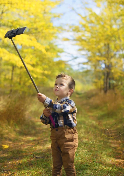 Glücklicher kleiner Junge beim Selfie-Stick-Foto — Stockfoto