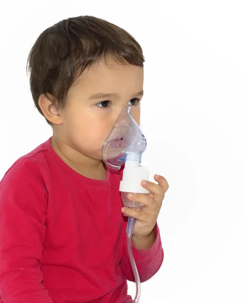 使气雾剂治疗与橡胶面具的小女孩 — 图库照片