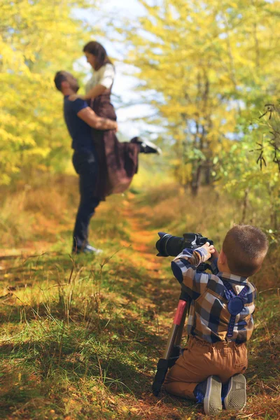Klein kind nemen van foto's om te zijn parrents — Stockfoto