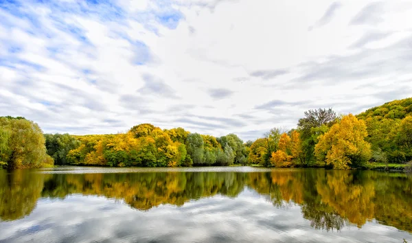 Мбаппе на озере осенью — стоковое фото