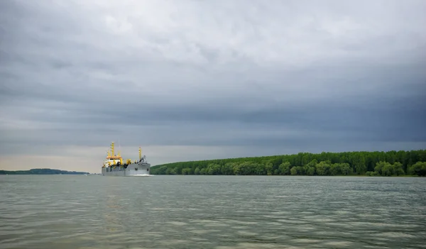 Grande barco no rio Danúbio perto de Galati — Fotografia de Stock