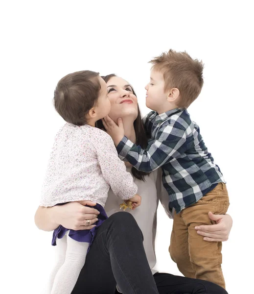 Due bambini piccoli divertirsi con la loro madre — Foto Stock