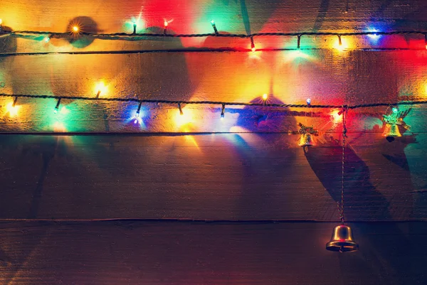 Kerstverlichting en ster op hout achtergrond — Stockfoto