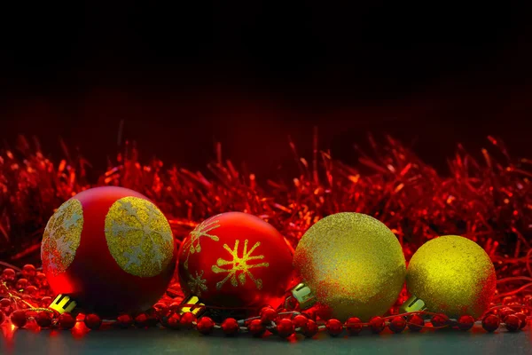 Bolas de Natal vermelhas e amarelas perto de luzes de Natal — Fotografia de Stock