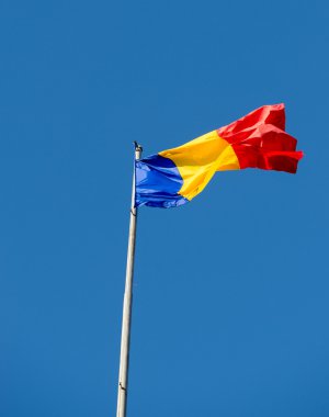 üzerinde mavi bir gökyüzü Romanya bayrağı
