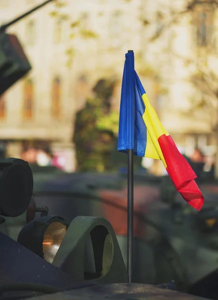 Flagga Rumänien på en blå himmel — Stockfoto