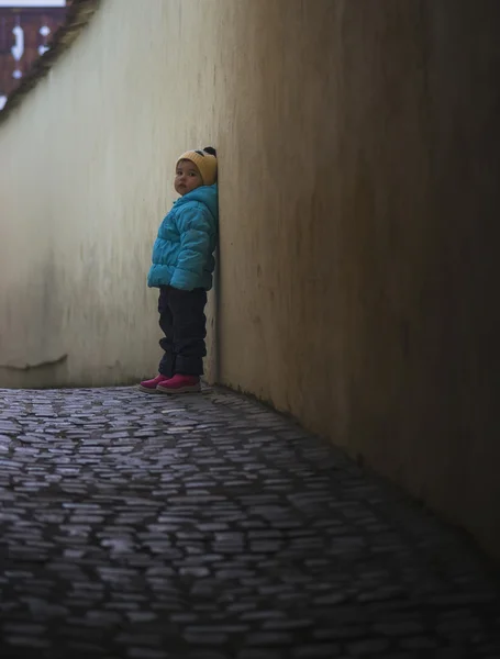 Одинокий грустный ребенок потерялся на улице — стоковое фото