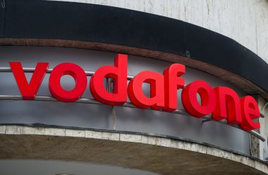 Brasov, Romanya -Aralık 8, 2015: Vodafone - Logo Vodafone olan bir çok uluslu İngiliz telekomünikasyon şirketi ve üstünde olan dünyanın en büyük mobil telekomünikasyon şirketi.