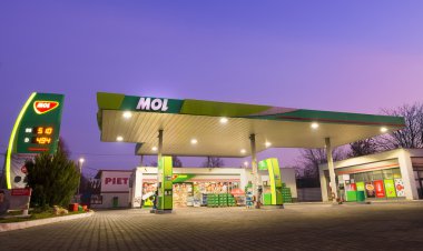 Galati, Romanya - 14 Aralık 2015. Mol gaz istasyonu. Mol (Macar petrol ve gaz genel Limited Şirketi) Macaristan entegre bir petrol ve gaz grup grubudur