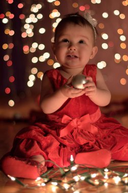 LED ışıkları ile oynayan bebek