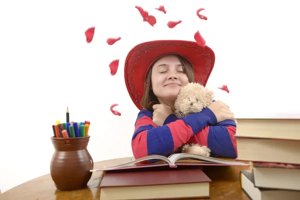 Jeune fille avec chapeau rouge aimant son ours en peluche — Photo