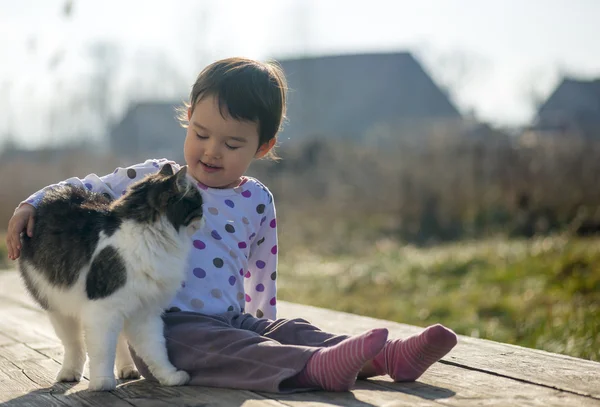 Menina e gato jogar fora — Fotografia de Stock