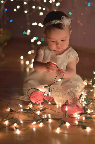 Dítě hrající s led světly — Stock fotografie