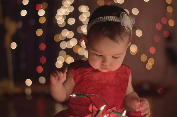 Baby spelen met led verlichting — Stockfoto