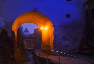 Brasov, Romanya Ortaçağ Beyaz Kule'ye giden yol