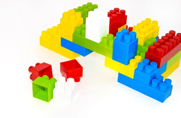 Husbyggen från lego tegelstenar på vit bakgrund — Stockfoto