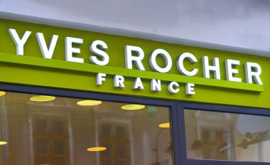 Brasov, Romanya, - 8 Aralık 2015: Yves Rocher Store logosu basılmış bir bina