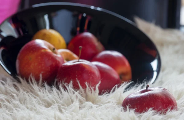 Red fresh apples in a black bowl — Stock Photo, Image