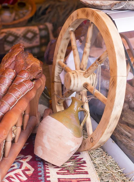 Wood wheel och och olika sorters kött — Stockfoto