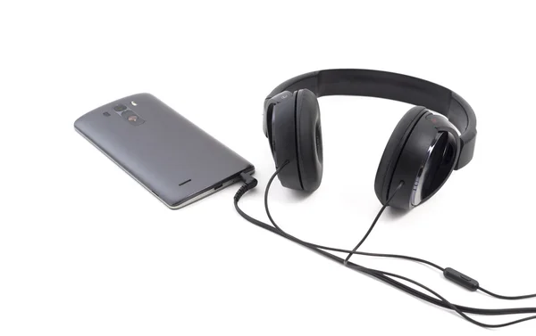 Fülhallgató és okostelefon. Fehér alapon elszigetelve — Stock Fotó