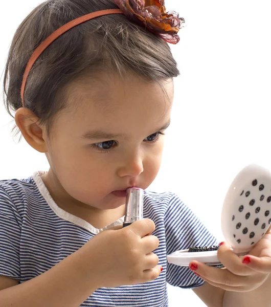 Mode lilla flicka ansöker läppstift — Stockfoto