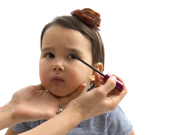 Mor tillämpa makeup till hennes lilla flickan — Stockfoto