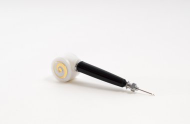 deri üzerinde beyaz izole iğne