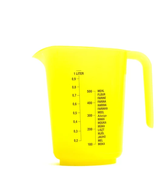 Tazza di misura in plastica gialla isolata su sfondo bianco — Foto Stock