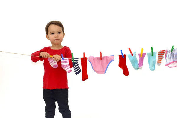 Meisje opknoping haar kleren te drogen — Stockfoto