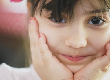Güzellik okulu portresi kapalı siyah gözlü esmer çocuk kız yaşlı