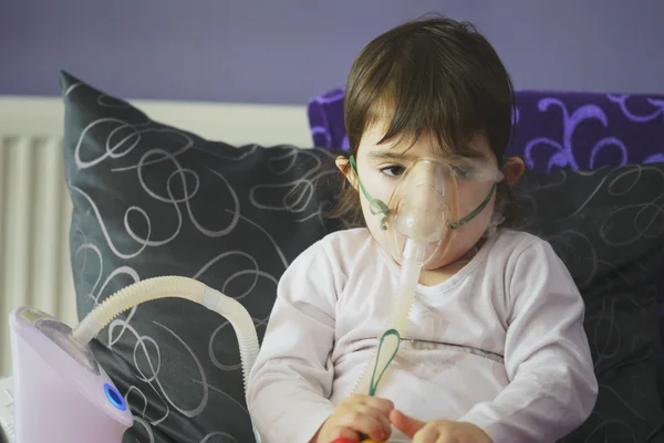 Ragazza che fa l'inalazione con maschera sul viso — Foto Stock