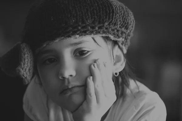 Retrato de escola de beleza menina criança morena envelhecida com olhos negros em preto em edição em preto e branco — Fotografia de Stock