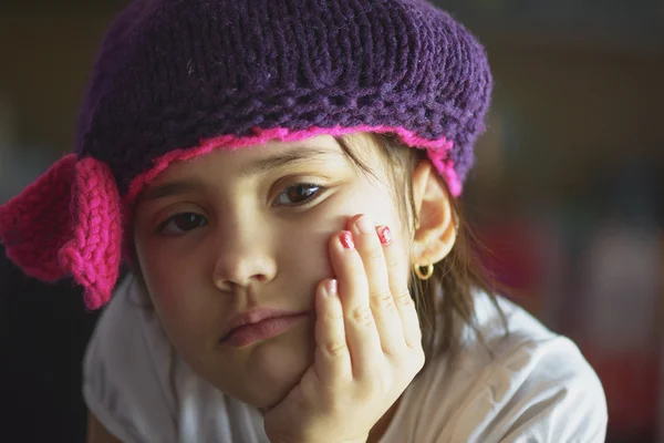Πορτρέτο της ομορφιά, το σχολείο ηλικίας κορίτσι μελαχρινή παιδί με μαύρα μάτια εσωτερική — Φωτογραφία Αρχείου