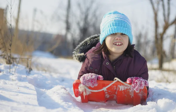 Entzückende Schule im Alter von Kind Mädchen in bunten Pullover und Hut spielen im Schnee an Schönheit Wintertag — Stockfoto