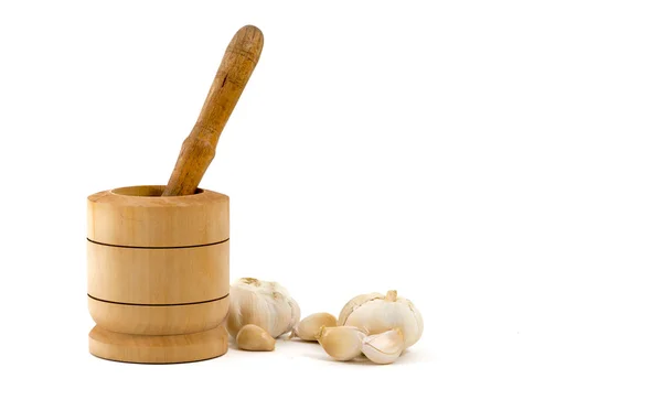 Wooden mortar and pestle isolated over white and garlic — Stock Photo, Image