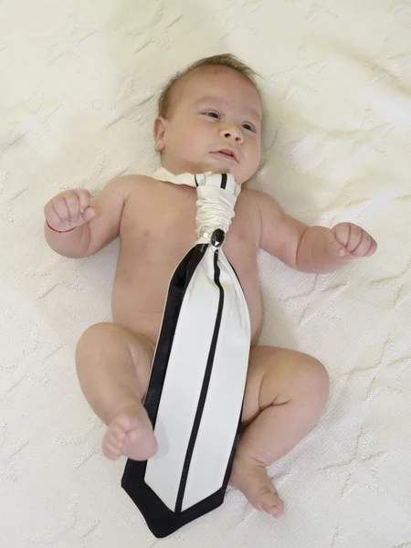 Bonito bebê recém-nascido vestindo gravata preta e branca — Fotografia de Stock