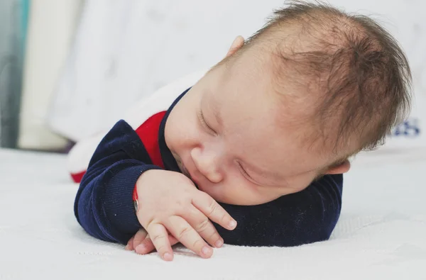 Neugeborener Junge zwei Monate alt schlafend — Stockfoto