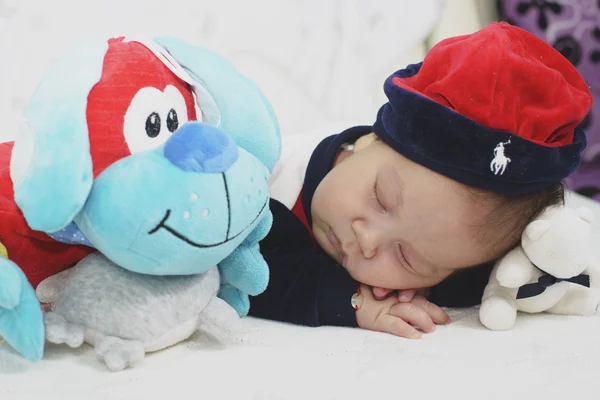 Noworodek śpi z jego zabawek chłopiec — Zdjęcie stockowe