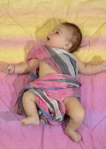 Menino recém-nascido envolto em um lenço rosa — Fotografia de Stock